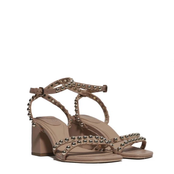Sandalo in pelle beige con borchie dorate