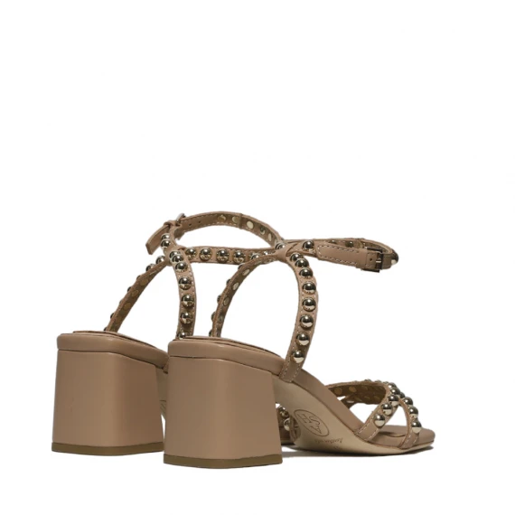 Sandalo in pelle beige con borchie dorate