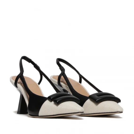 Slingback in pelle beige e nera con punta in rafia naturale