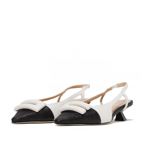 Slingback bassa in morbida pelle bianca con punta in rafia nera