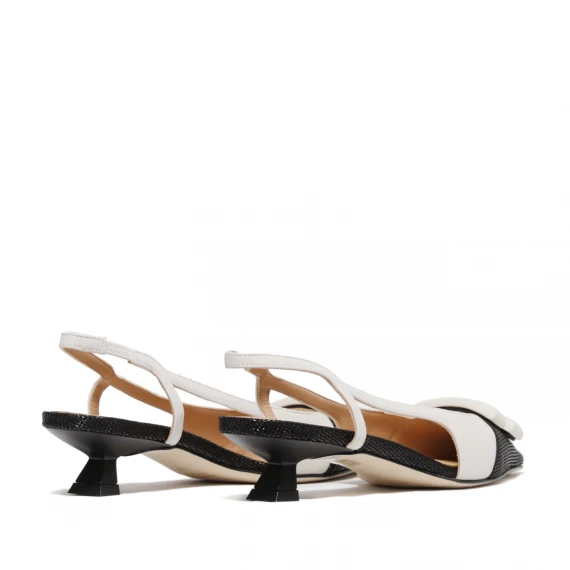 Slingback bassa in morbida pelle bianca con punta in rafia nera