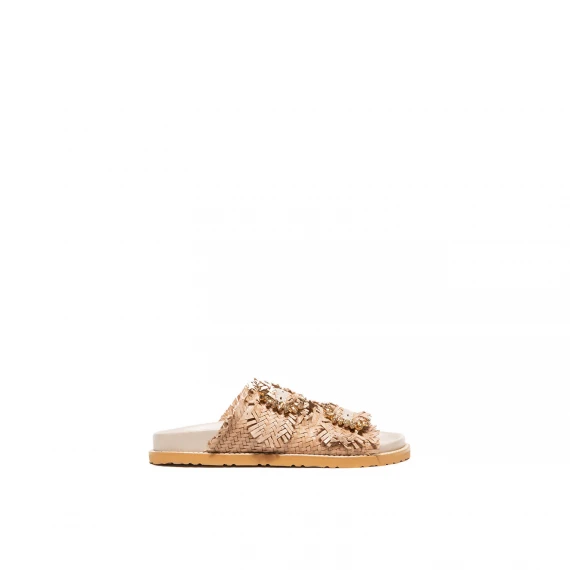 Ciabatta a due fasce in pelle intrecciata rosa nude con fibia di strass