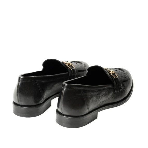 Mocassino in morbida pelle con frangia e accessorio dorato