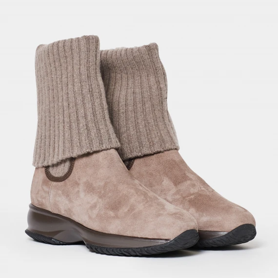 Stivaletto in suede con gamba in maglia elastica
