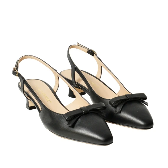 Slingback in nappa nera con nodino sullo scollo
