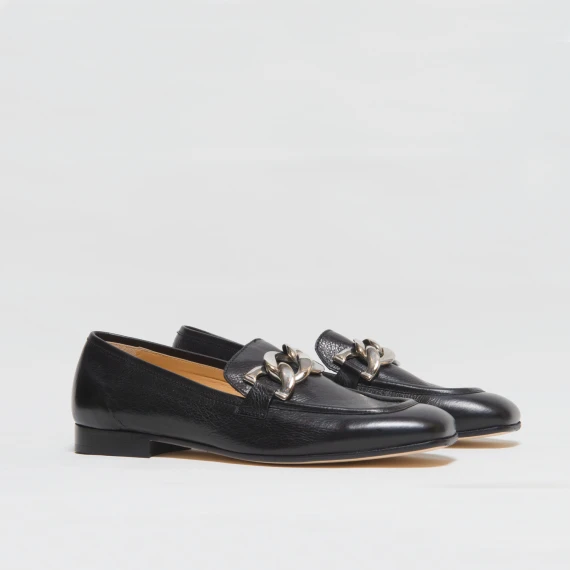 Mocassino in pelle nera con catena argento