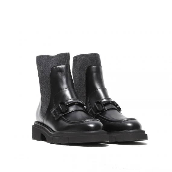 Stivaletto forma a mocassino in pelle nera ed elastico
