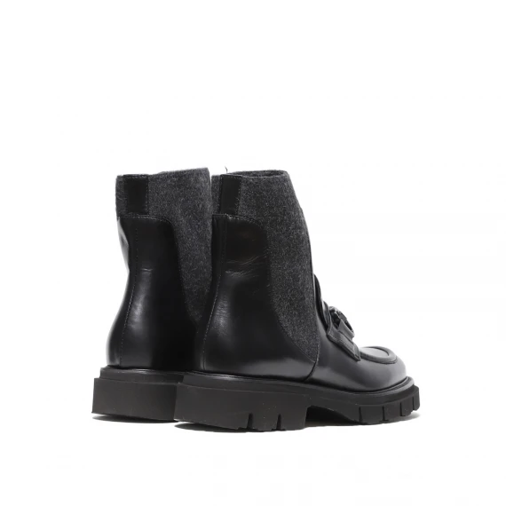 Stivaletto forma a mocassino in pelle nera ed elastico