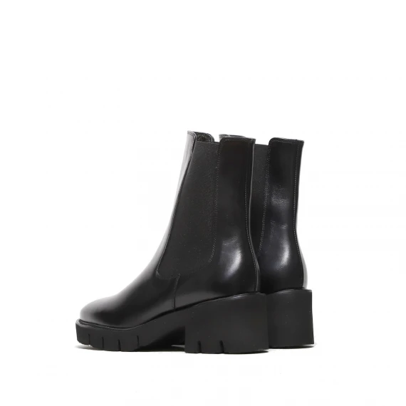 Stivaletto con elastici laterali in pelle nera
