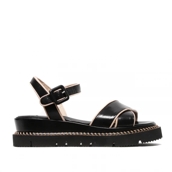 Sandalo con fasce incrociate in morbida pelle nero con profili beige