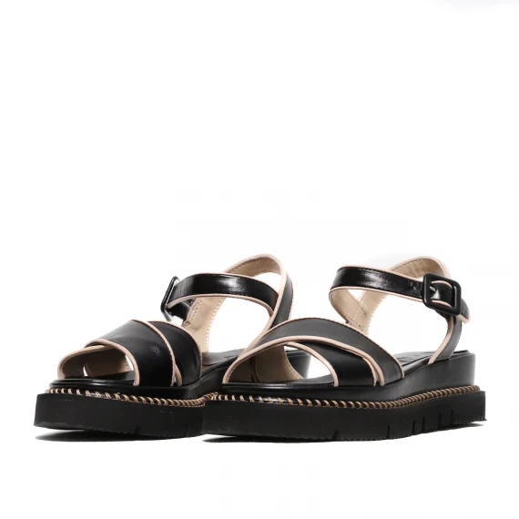 Sandalo con fasce incrociate in morbida pelle nero con profili beige