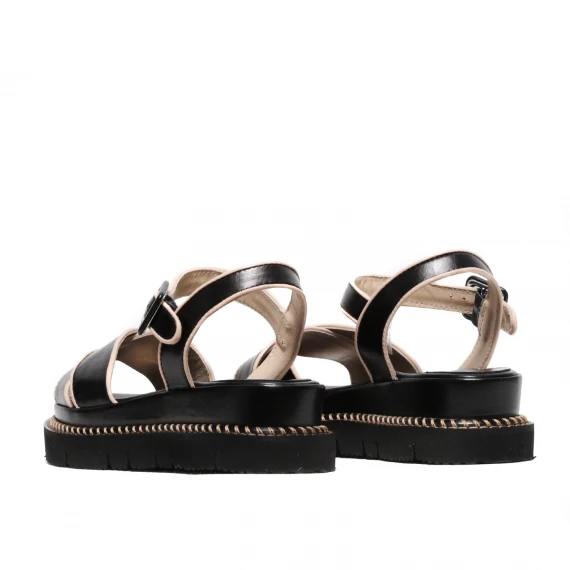 Sandalo con fasce incrociate in morbida pelle nero con profili beige
