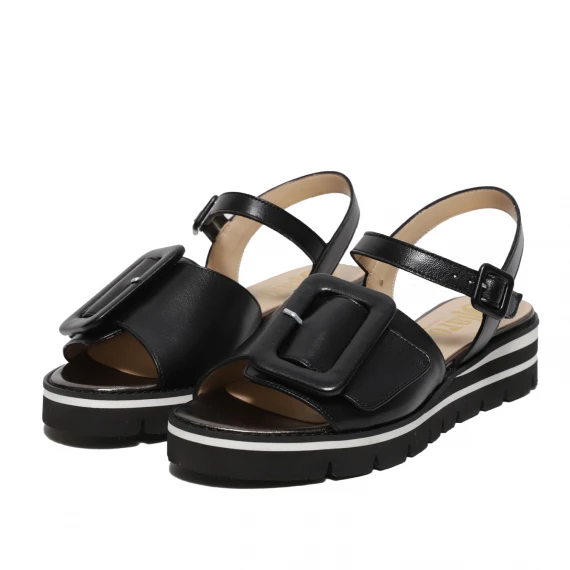 Sandalo in pelle nera con cinghietto