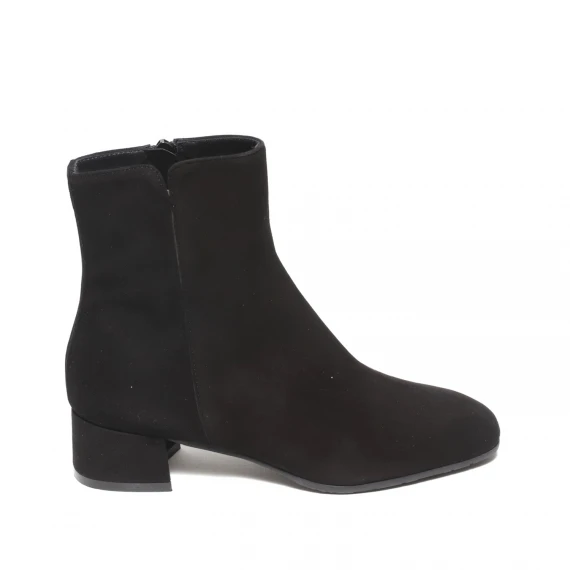 Stivaletto in pelle scamosciata nera