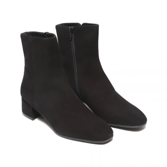 Stivaletto in pelle scamosciata nera