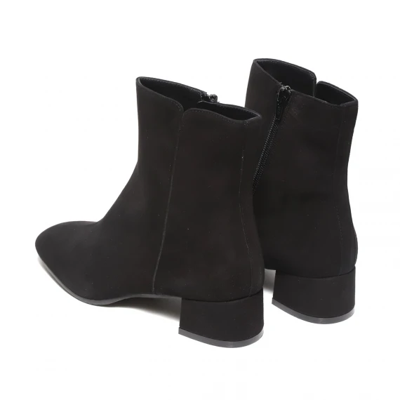 Stivaletto in pelle scamosciata nera