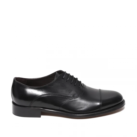 Scarpa legata a francesina realizzata in morbida pelle nera