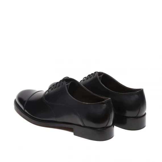 Scarpa legata a francesina realizzata in morbida pelle nera