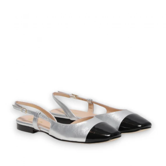 Slingback in pelle argento con punta nera