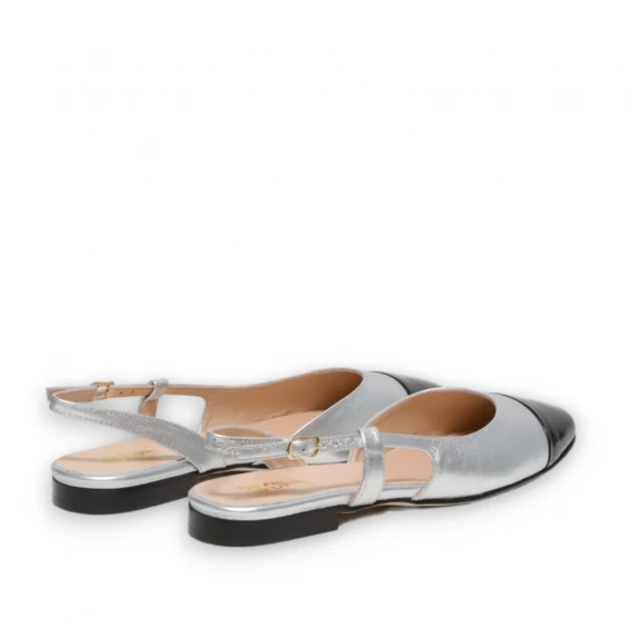 Slingback in pelle argento con punta nera