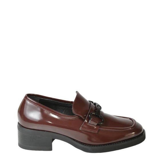 Mocassino in pelle bordeaux con accessorio a staffetta