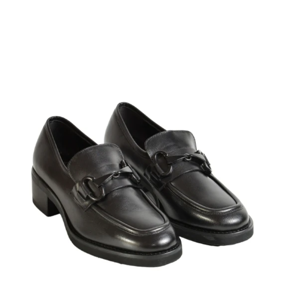 Mocassino in pelle nera con accessorio a staffetta