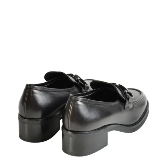 Mocassino in pelle nera con accessorio a staffetta