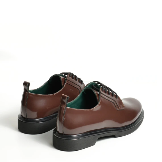 Scarpa legata in pelle marrone