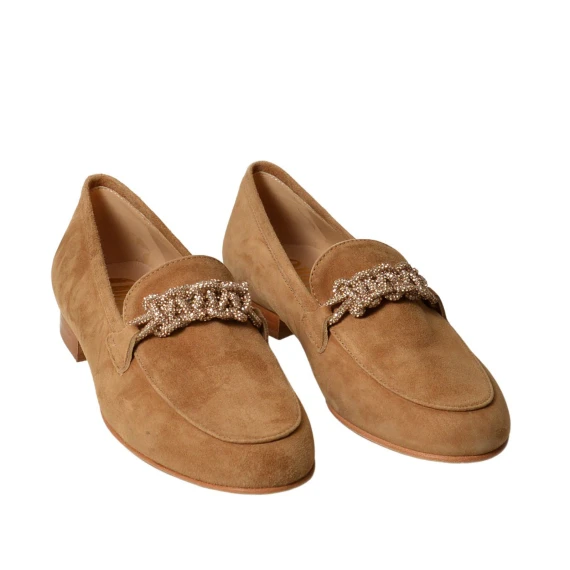 Mocassino in suede beige con accessorio gioiello