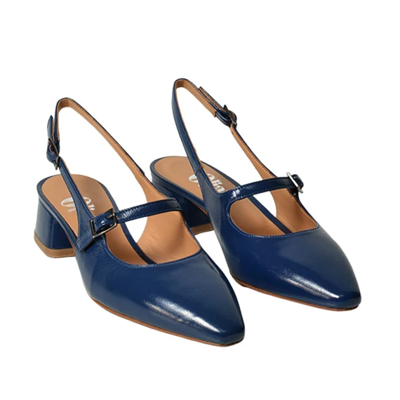 Slingback in vernice blu e listino sul collo del piede