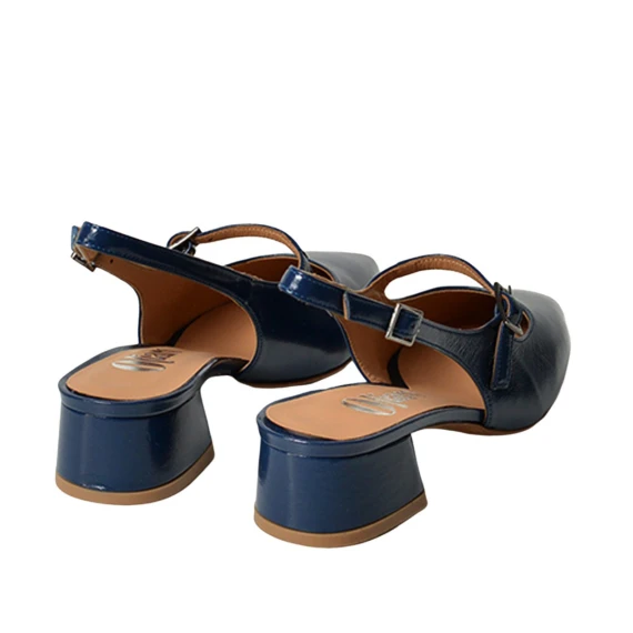 Slingback in vernice blu e listino sul collo del piede