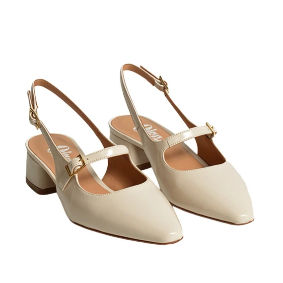 Slingback in vernice vaniglia e listino sul collo del piede
