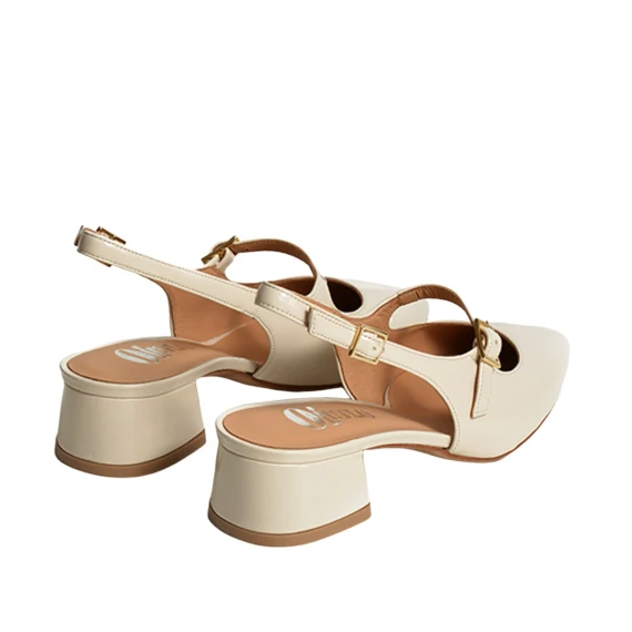 Slingback in vernice vaniglia e listino sul collo del piede