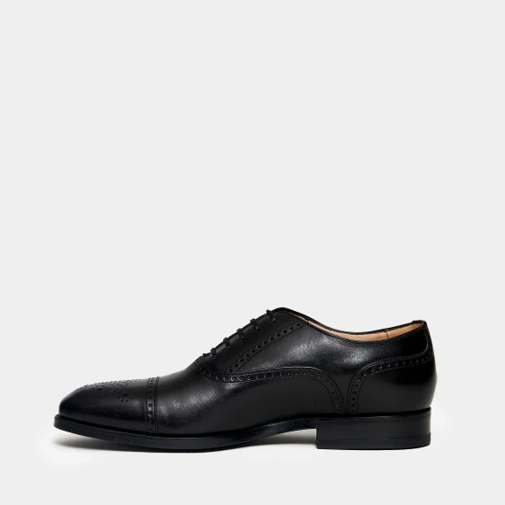 Stringata in pelle nera