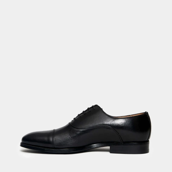 Stringata in pelle nera