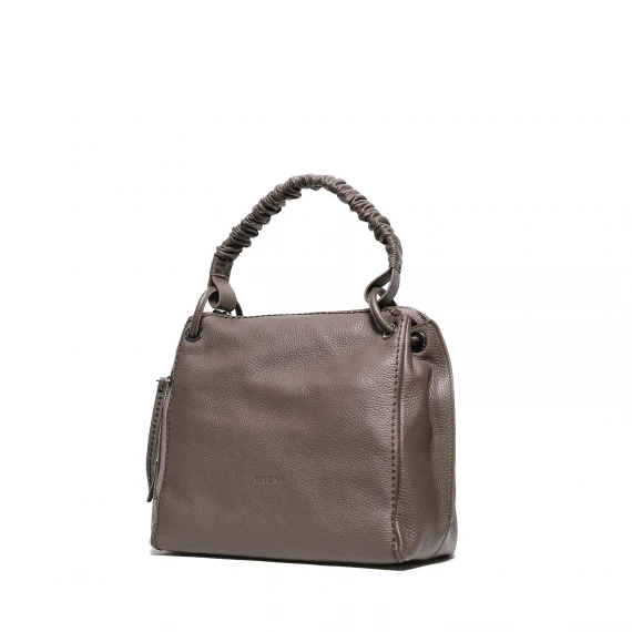 Borsa a spalla con manico arricciato in pelle martellata fango