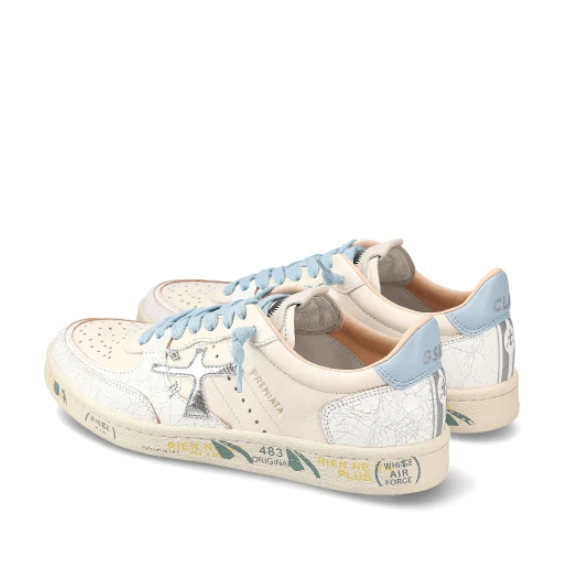 Sneakers Basket Clay in pelle bianca e particolari azzurri