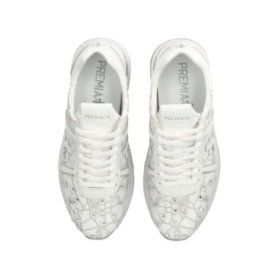 Sneakers Conny in pelle bianca laserata con ricami fiorati in tono