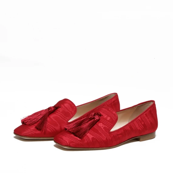 Pantofolina in moirè rosso e nappine in seta