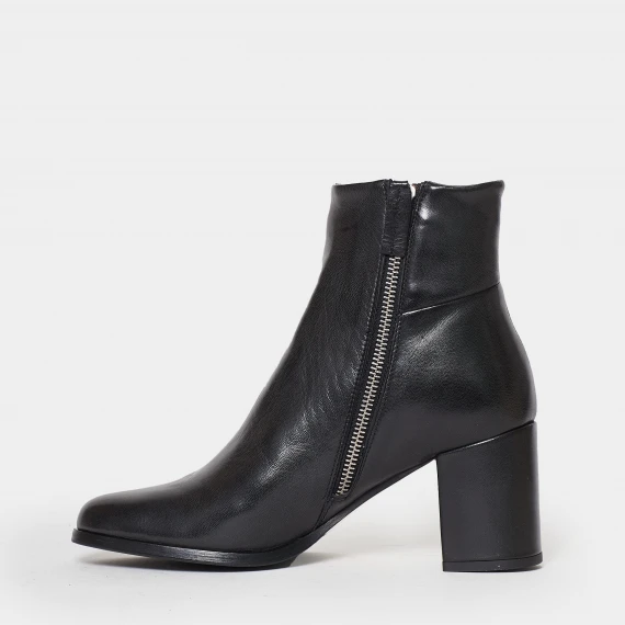Stivaletto in morbida pelle nera con zip laterale