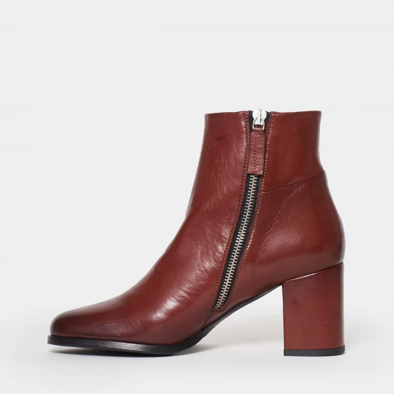 Stivaletto in morbida pelle cognac con zip laterale