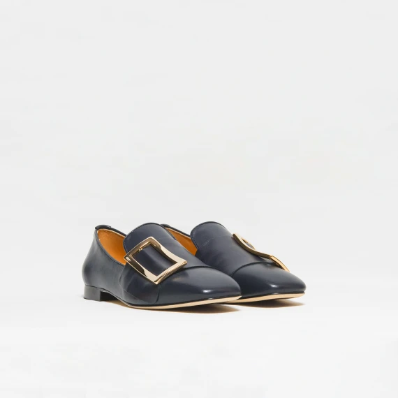 Mocassino realizzato in morbida nappa blu con fibia laterale oro
