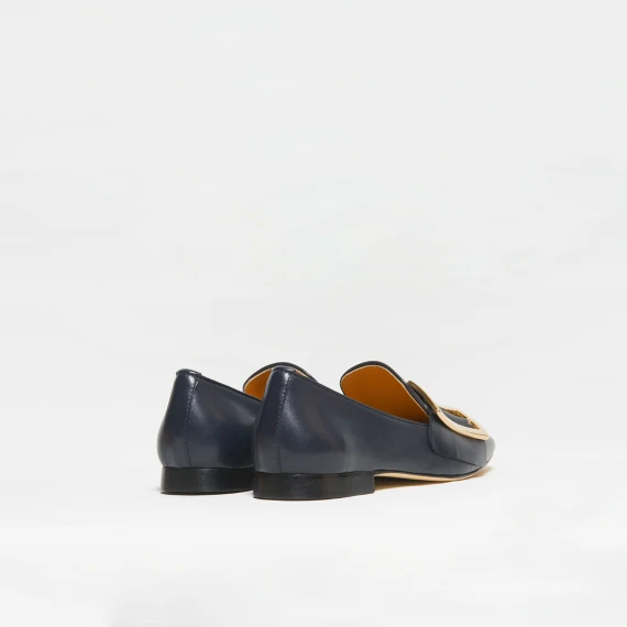 Mocassino realizzato in morbida nappa blu con fibia laterale oro